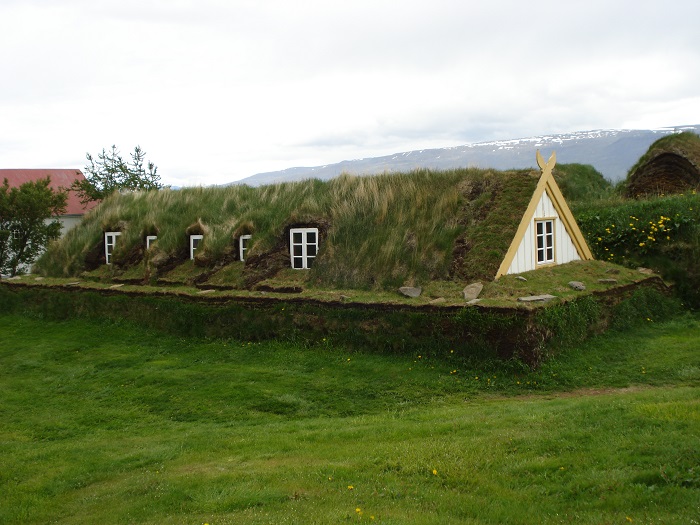 Вариация полуземлянки для холодного климата. /Фото: wikiрedia.org