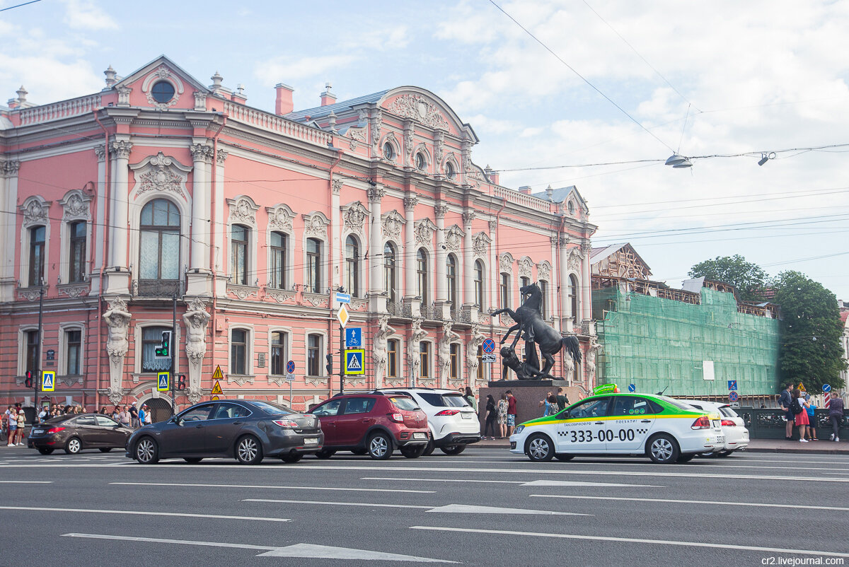 Одна из конных скульптур на Аничковом мосту. Санкт-Петербург  