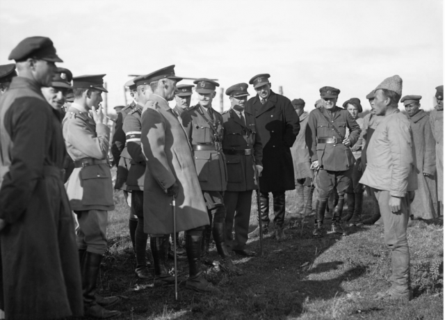 Британский фельдмаршал Г. Роулинсон допрашивает пленного красноармейца. Лето 1919 года