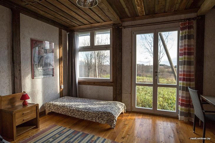 «Вложил сюда все свои сбережения». Как один человек возрождает деревню на Голубых озерах 