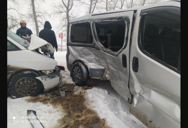 ЧП на украинской трассе, авто с детьми выбросило на встречку под микроавтобус: данные о пострадавших и кадры