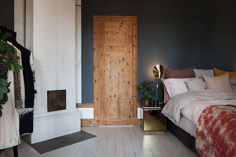 Скандинавия, которая удивляет: необычная однокомнатная квартира в Стокгольме Скандинавия, которая удивляет: необычная однокомнатная квартира в Стокгольме арт-деко,дизайн,интерьер,квартира,малометражка,Скандинавский стиль,стеклянная перегородка,темные тона