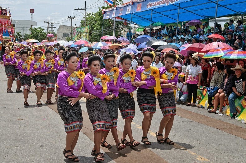 «Bun Bang Fai» – опасный праздник с самодельными ракетами в Таиланде авиатур