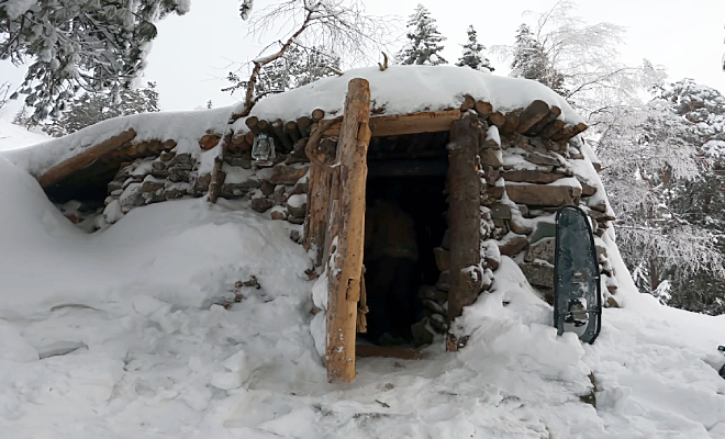 Сибиряки отстроили в тайге убежище из бревен, а с наступлением морозов решили попробовать в нем заночевать. Видео