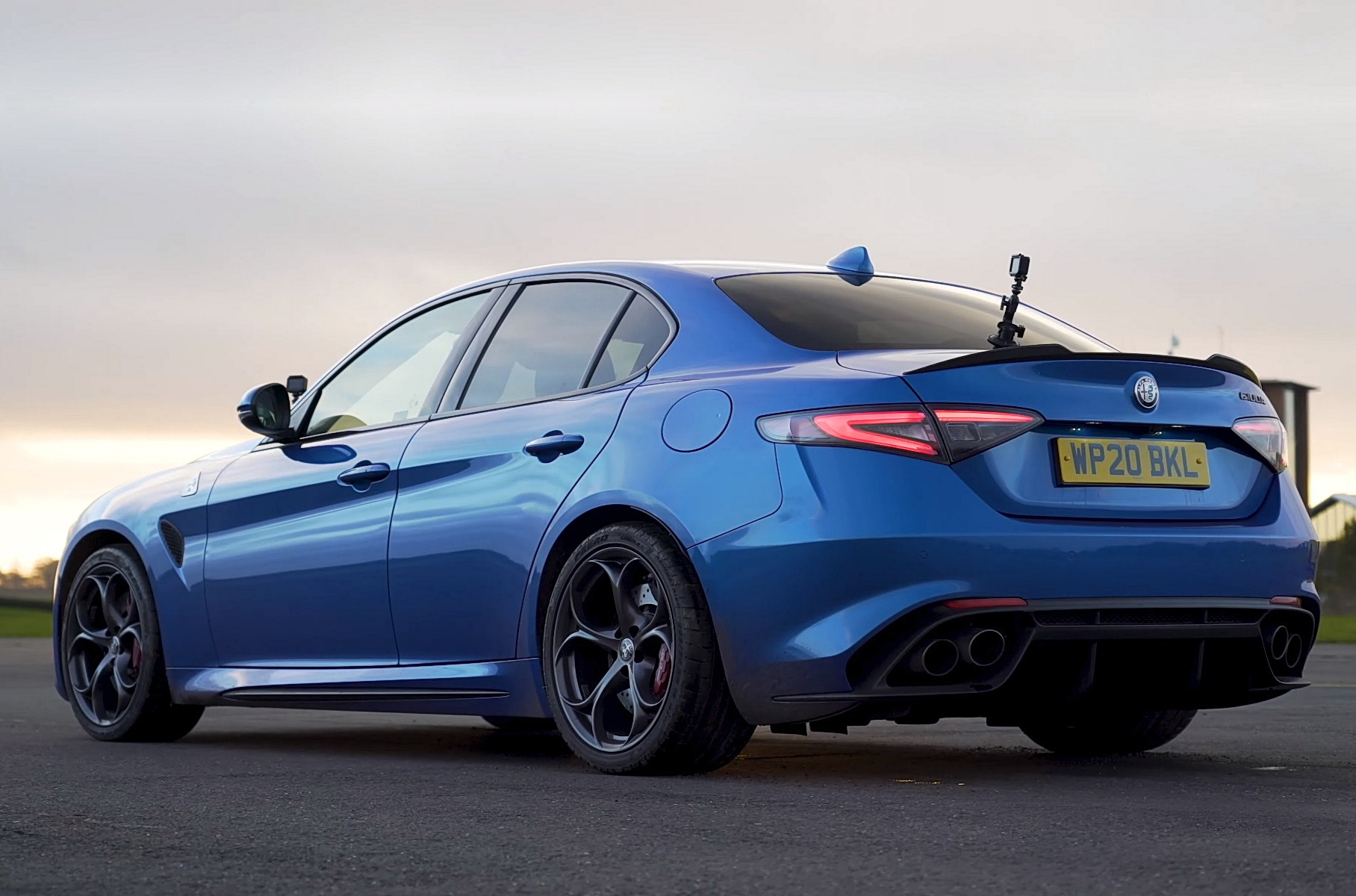 Дрэг-гонка: Mercedes-AMG A 45 против Alfa Romeo Giulia QV Дрэг-гонка: Mercedes-AMG A 45 против Alfa Romeo Giulia QV Новости