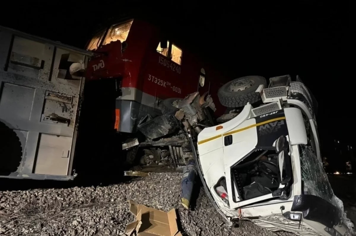 Водитель грузовика пострадал при столкновении с поездом в Хабаровском крае