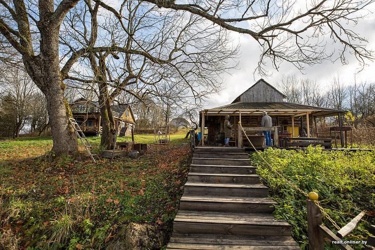 «Вложил сюда все свои сбережения». Как один человек возрождает деревню на Голубых озерах 