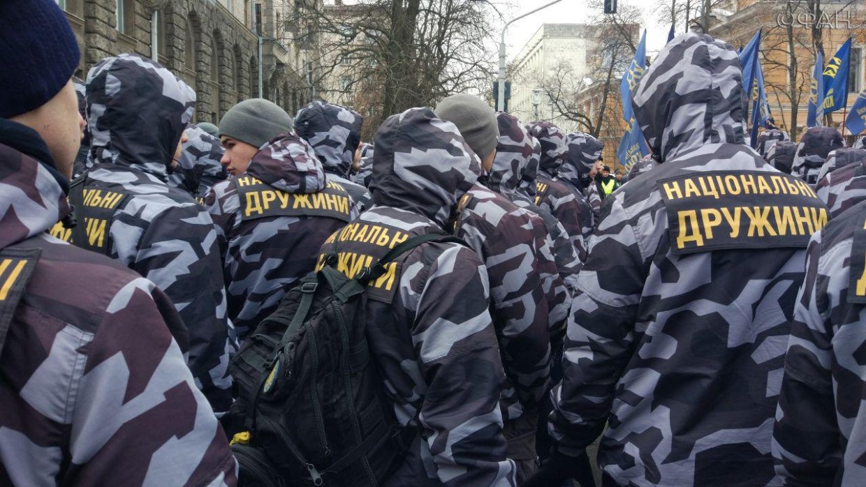 Привезенные в Киев на автобусах школьники митингуют с националистами против РФ