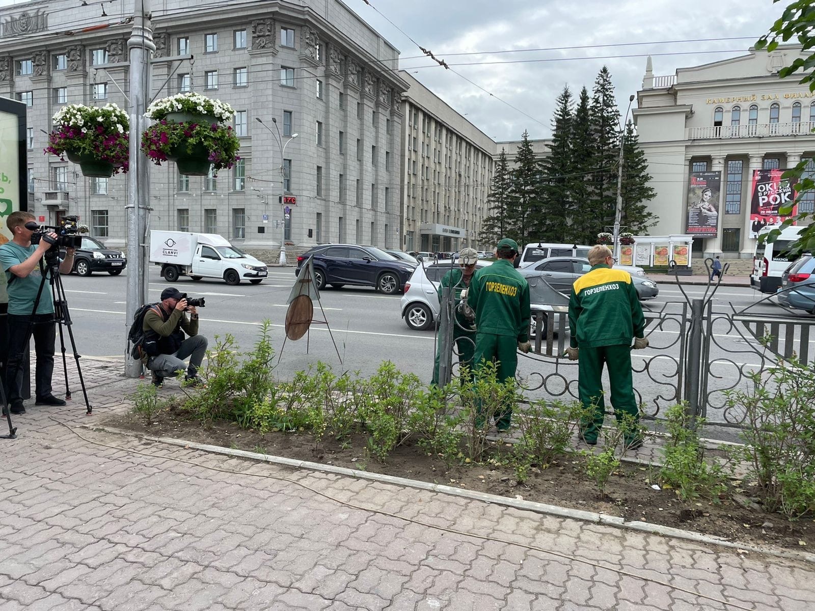 Новосибирск замена. Заборы на улицах России. Странная улица. Горзеленхоз. Забор вдоль проезжей части.