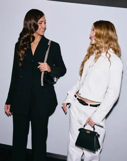 Неделя моды в Милане: Моника Беллуччи, Джессика Альба с 14-летней дочерью, Елена Перминова и Ума Турман на показе Fendi Неделя моды в Милане: Моника Беллуччи, Джессика Альба с 14-летней дочерью, Елена Перминова и Ума Турман на показе Fendi calvin klein,fendi,город милан,instagram (инстаграм),социальная сеть,lvmh,Анна Винтур,Бернар Арно,дакота фаннинг,Джессика Альба,Елена Перминова,король карл (iii),лиля коллинз,Мартин Скорсезе,марья грация кьюри,Моника Беллуччи,мэри лист,Наталья Водянова