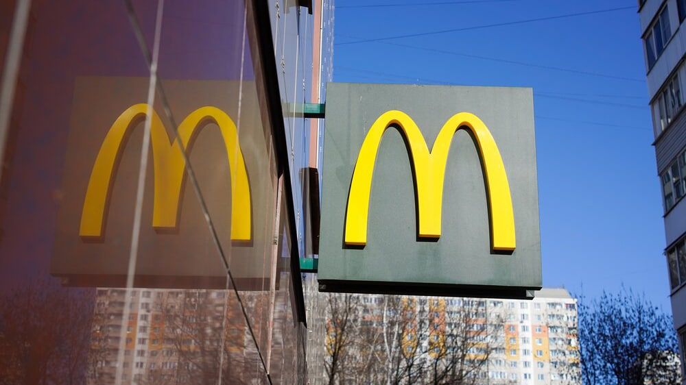 Рабочие Белгорода демонстративно разбили логотип McDonald's Общество