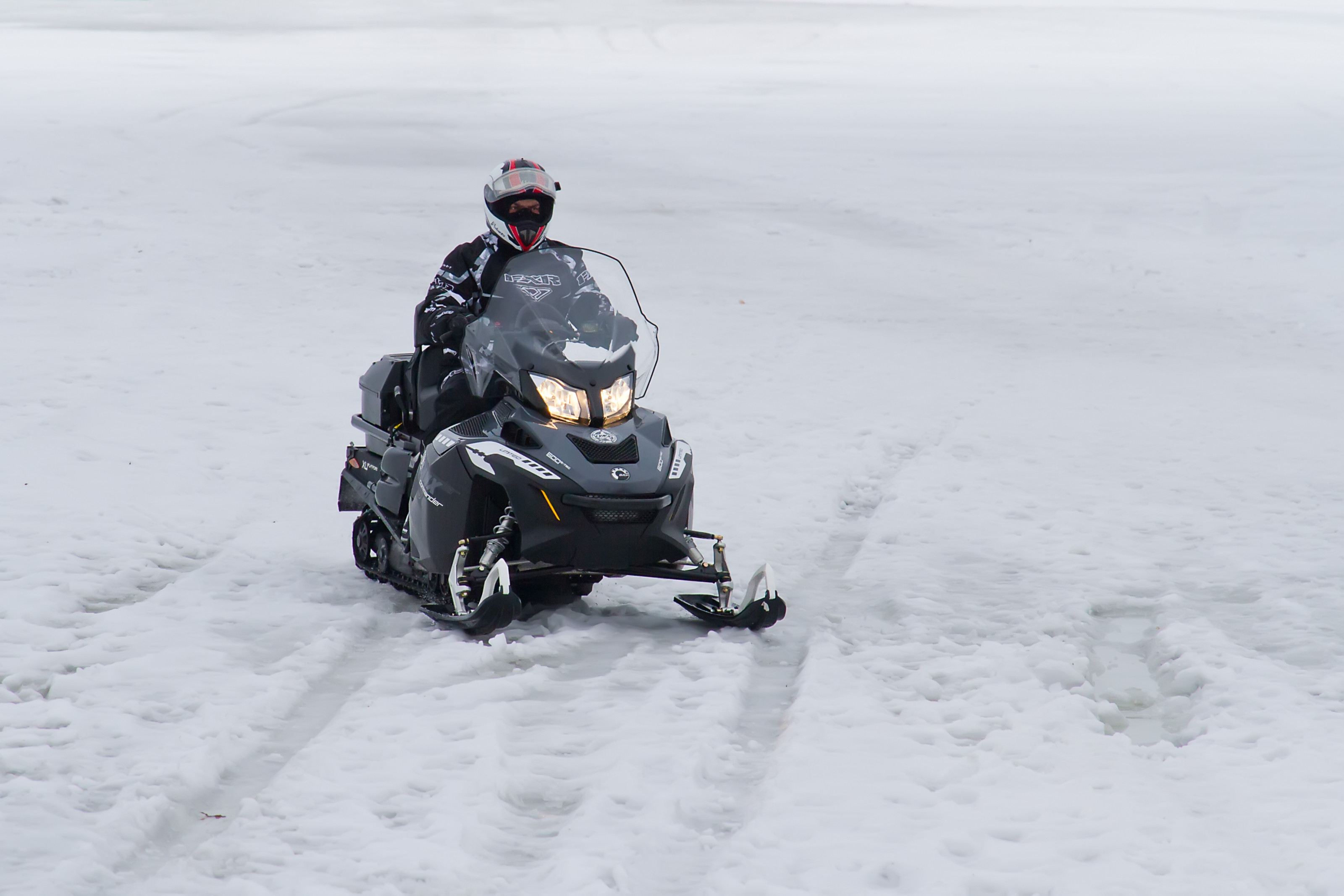 разрешили управлять снегоходом