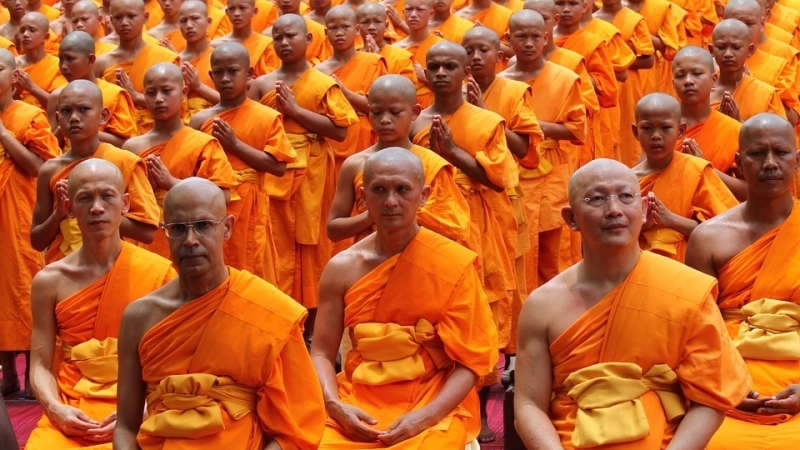 Массовая драка между буддийскими монахами и полицией произошла в Таиланде