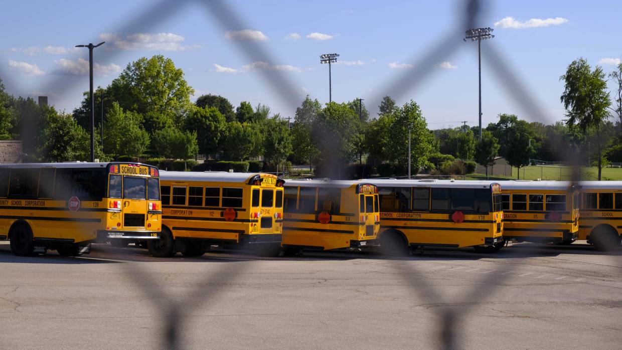 В начальной школе в Вашингтоне поставили «спектакль про Холокост» с расстрелами и Гитлером В начальной школе в Вашингтоне поставили «спектакль про Холокост» с расстрелами и Гитлером Весь мир