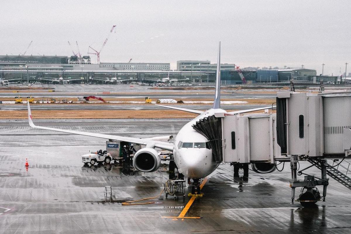 В российском аэропорту отказались принимать чемоданы в пищевой пленке