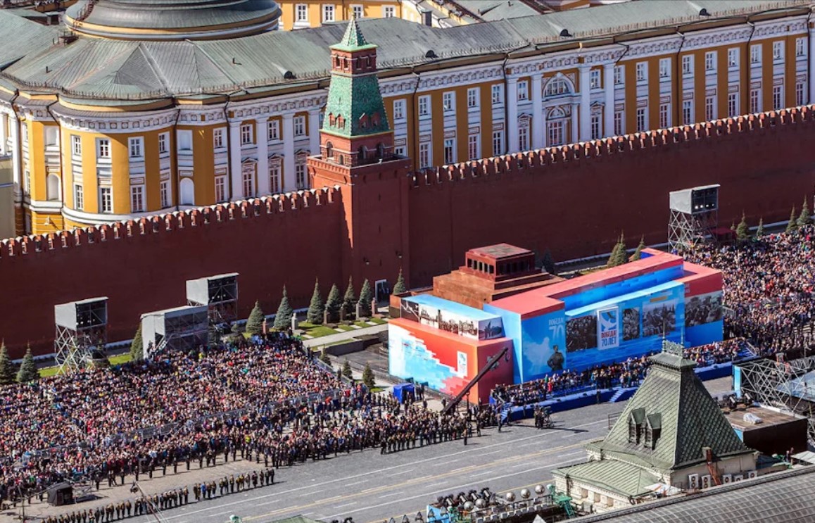 Пресс-секретарь Путина - Песков в издевательской форме поведал о закрытии Мавзолея Ленина на Параде Победы