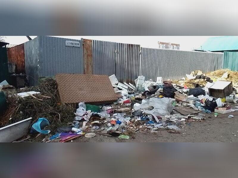 Читинцы жалуются на мусор, скопившийся под окнами