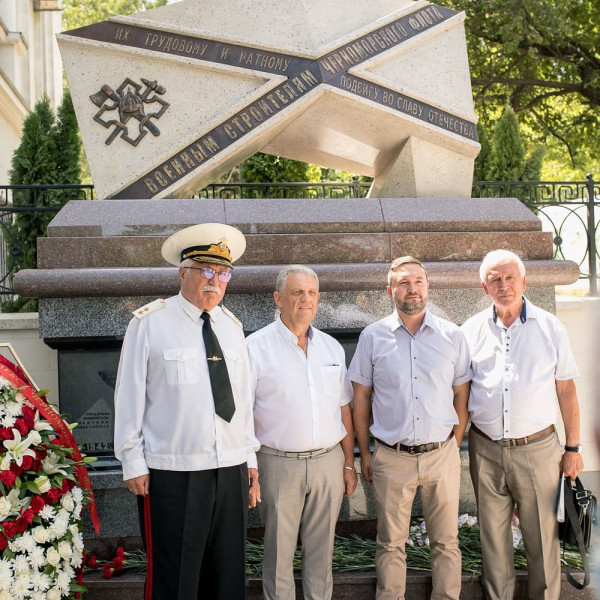 в Севастополе появился памятник военным строителям  2