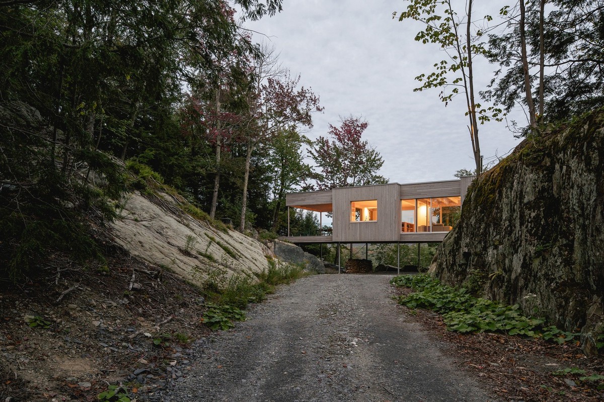 Деревянный дом на сваях среди лесного ландшафта в Канаде