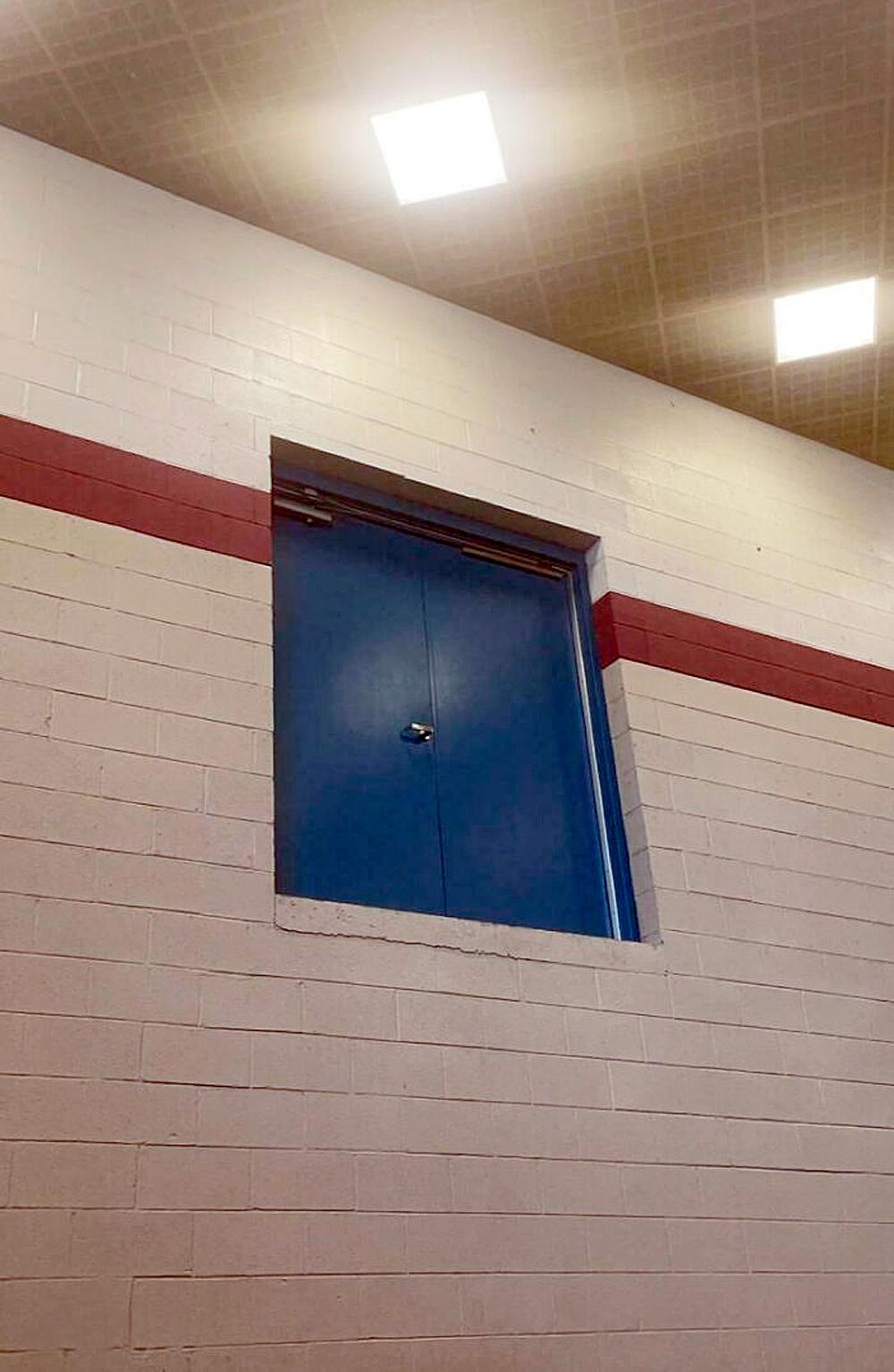 Дверь в никуда на фасаде