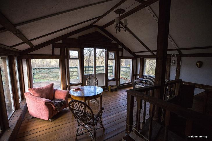 «Вложил сюда все свои сбережения». Как один человек возрождает деревню на Голубых озерах 