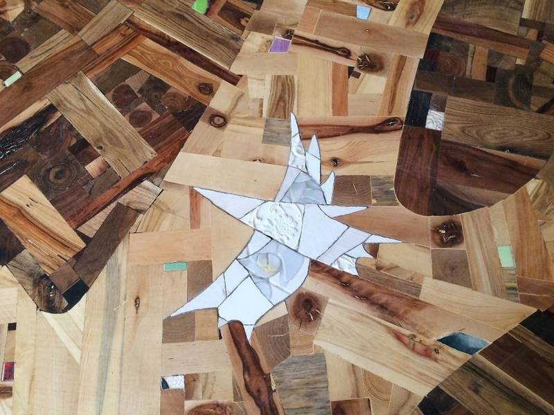 Алексей Стешак — «безумный декоратор», создавший невероятный пол из случайных кусочков дерева интерьер и дизайн,ремонт и строительство