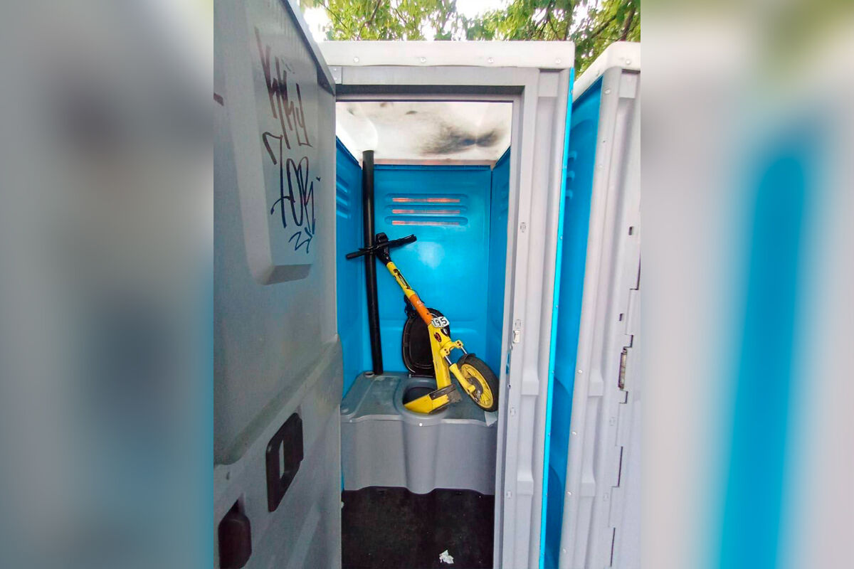 В Очаково-Матвеевском кикшеринговый самокат застрял в синей кабинке