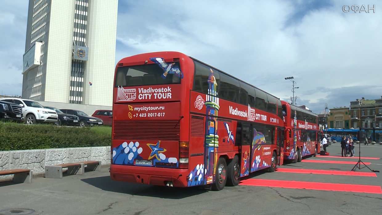 «Как в Европе»: двухэтажные красные автобусы появились во Владивостоке 