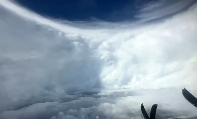 Вид на ураган 5 категории изнутри. Видео из самолета на око «Мелиссы» - актуальные новости по теме Саффир симпсон на Toplenta