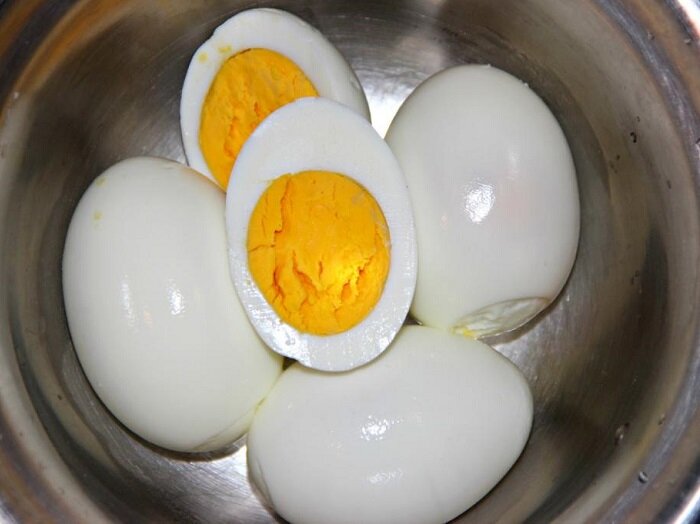 Научилась хранить вареные очищенные яйца до двух месяцев. Чем дольше стоят - тем вкуснее