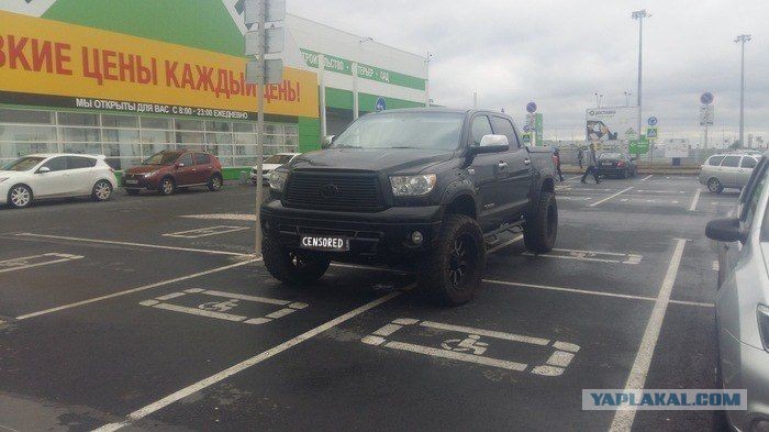 Четырежды инвалид умственного труда: пикап занял четыре парковочных места авто и мото,автоновости,парковка у дома