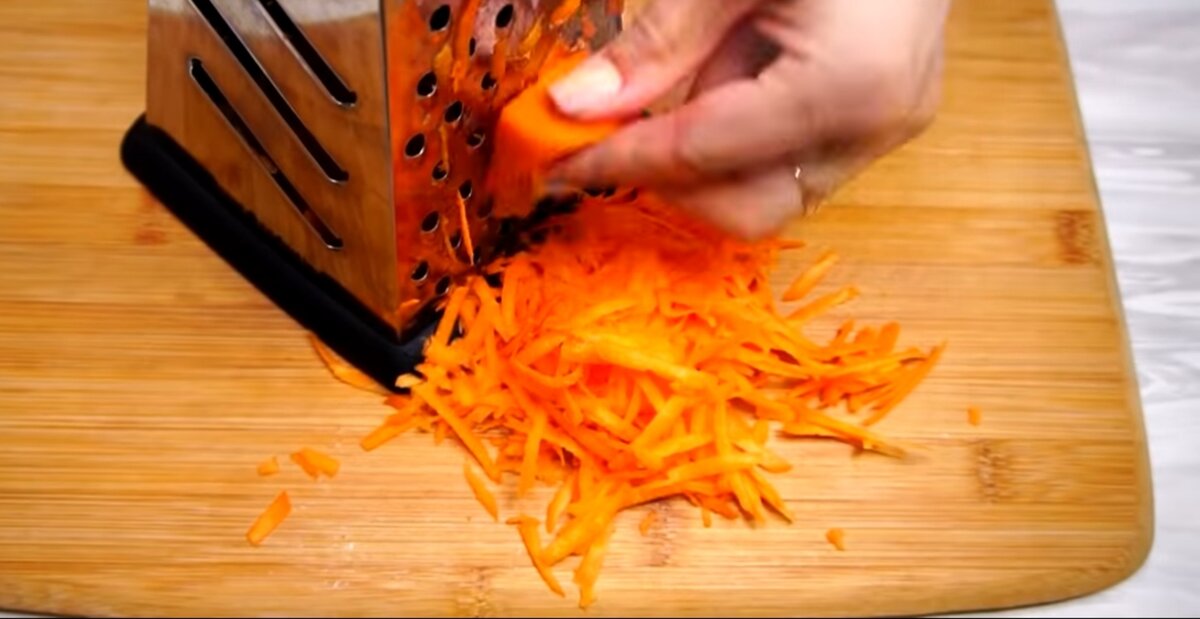 Морковь натираем на крупной терке