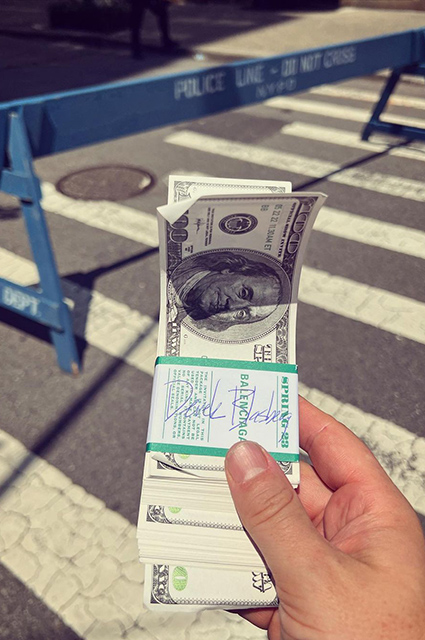 Культ денег, люди без лиц и мемы: как прошел показ Balenciaga в Нью-Йорке Новости моды