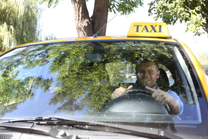 Этот таксист придумал отличный способ троллить нерадивых пешеходов! история,прикол,юмор