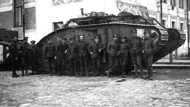 Английский танк на улицах Архангельска. Фото 1919 года