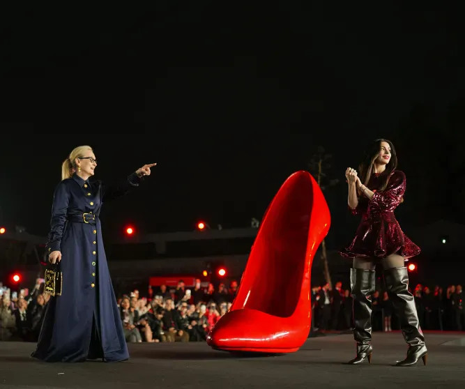 Энн Хэтэуэй в кожаных ботфортах и Мэрил Стрип посетили премьеру фильма 