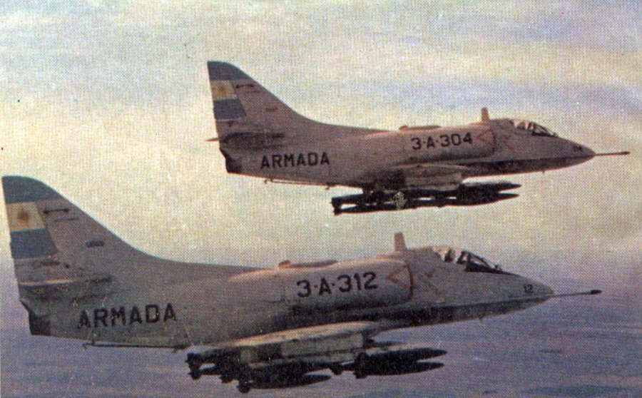 Аргентинские штурмовики А-4 Skyhawk проявили себя в Фолклендской войне довольно неплохо. Аргентинские пилоты тоже оказались на высоте, но подводили ударные средства. Фото Clarin 