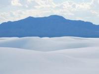 Ослепительно белые останки погибшего моря: как появилась странная пустыня с мерцающими прохладными песками