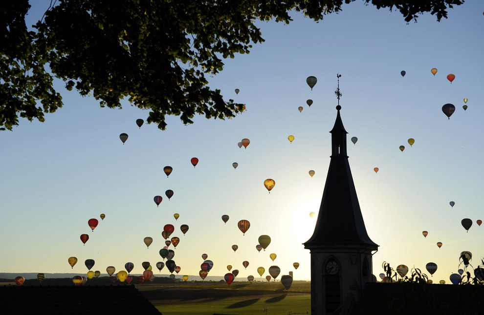 31 июля на востоке Франции пытались установить мировой рекорд, подняв одновременно в небо 408 воздушных шаров