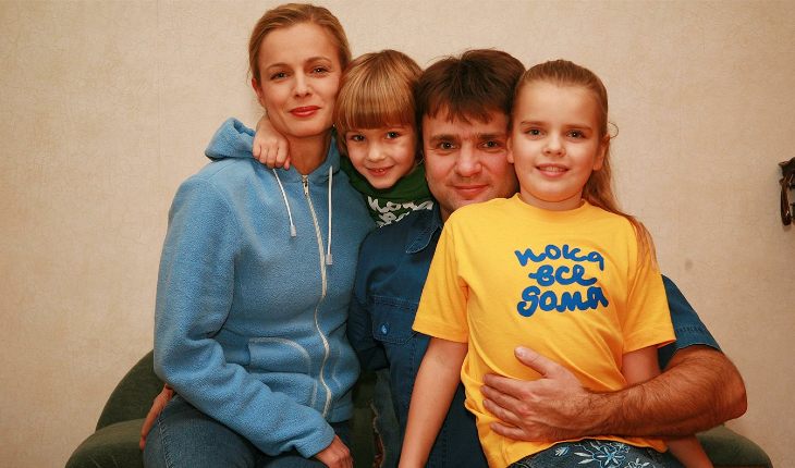 Тимур Кизяков с женой Еленой и детьми