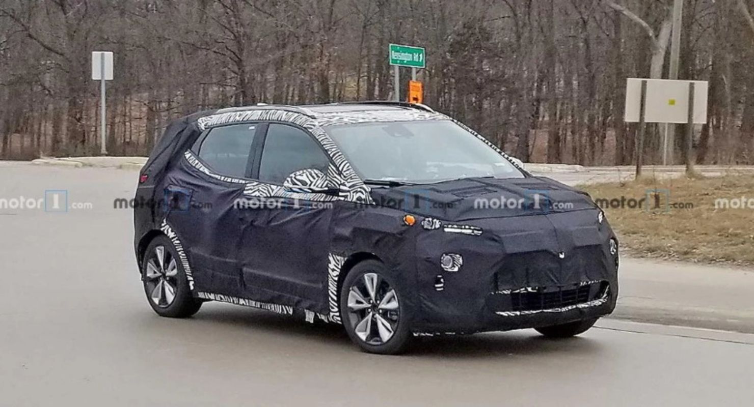 Chevrolet представил тизер на электрический кроссовер Bolt 2022