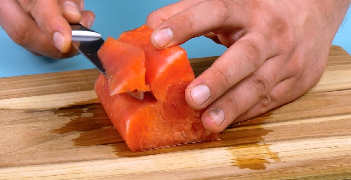 нож режет арбуз