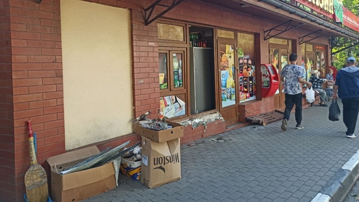 Легковушка влетела в окно магазина на остановке в Ялте
