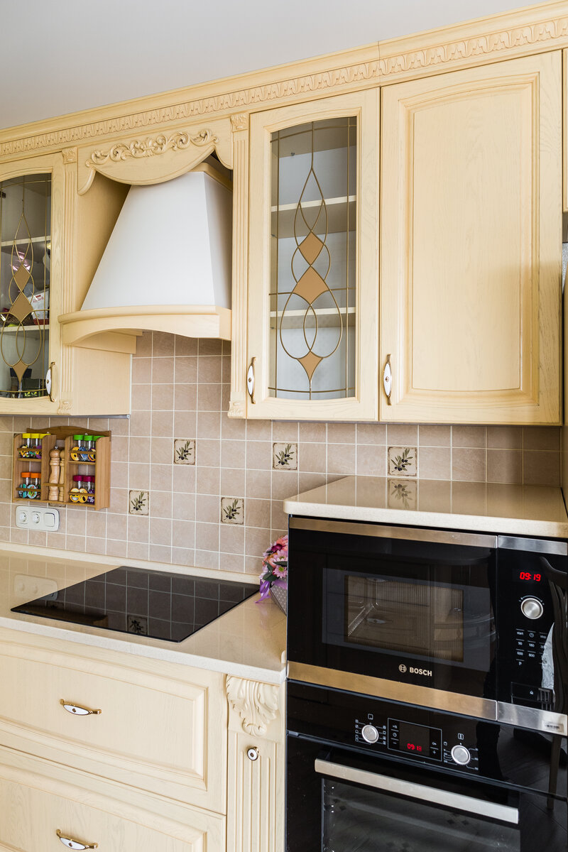 Во всем не стандарт: от конфигурации до цвета. Солнечная изысканная кухня с фасадом из массива дуба и шикарной столешницей идеи для дома,интерьер и дизайн,кухня