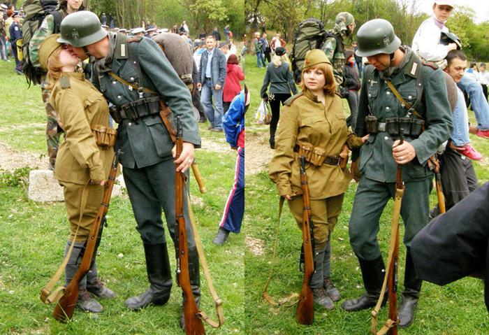 На Западе верят, что на этом фото целуются немецкий солдат и красноармейка на параде в 1939-м. А что на самом деле? Разоблачение, Фейк, Историческая реконструкция, Фотография, Крым, Баян, 2007, Искажение и подделка, Длиннопост