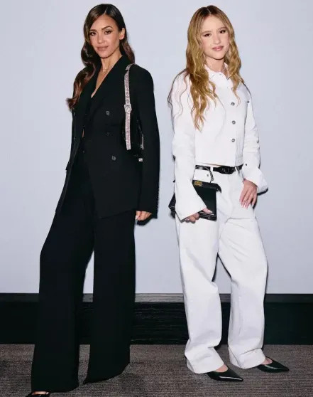 Неделя моды в Милане: Моника Беллуччи, Джессика Альба с 14-летней дочерью, Елена Перминова и Ума Турман на показе Fendi Неделя моды в Милане: Моника Беллуччи, Джессика Альба с 14-летней дочерью, Елена Перминова и Ума Турман на показе Fendi calvin klein,fendi,город милан,instagram (инстаграм),социальная сеть,lvmh,Анна Винтур,Бернар Арно,дакота фаннинг,Джессика Альба,Елена Перминова,король карл (iii),лиля коллинз,Мартин Скорсезе,марья грация кьюри,Моника Беллуччи,мэри лист,Наталья Водянова