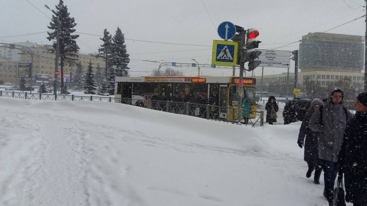 Автобус «прижал» легковушку на углу улицы Торжковской и набережной Черной речки
