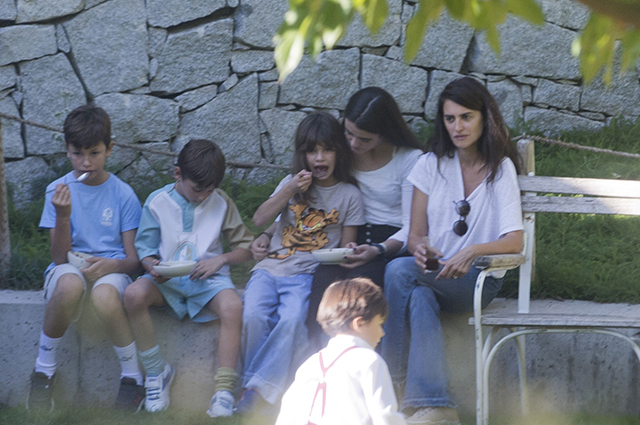 Редкий кадр: Пенелопа Крус с детьми в Мадриде Звездные дети