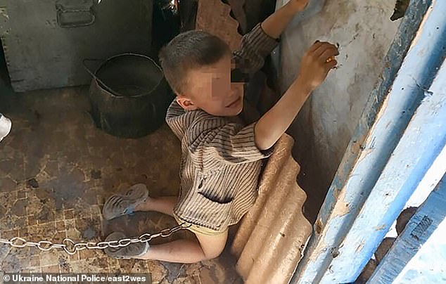 Шестилетний мальчик, прикованный "как собака" своим "жестоким отцом", освобожден от ужасного домашнего насилия в Украине. Ребенок был найден на коленях привязанным к двери шокированной полицией