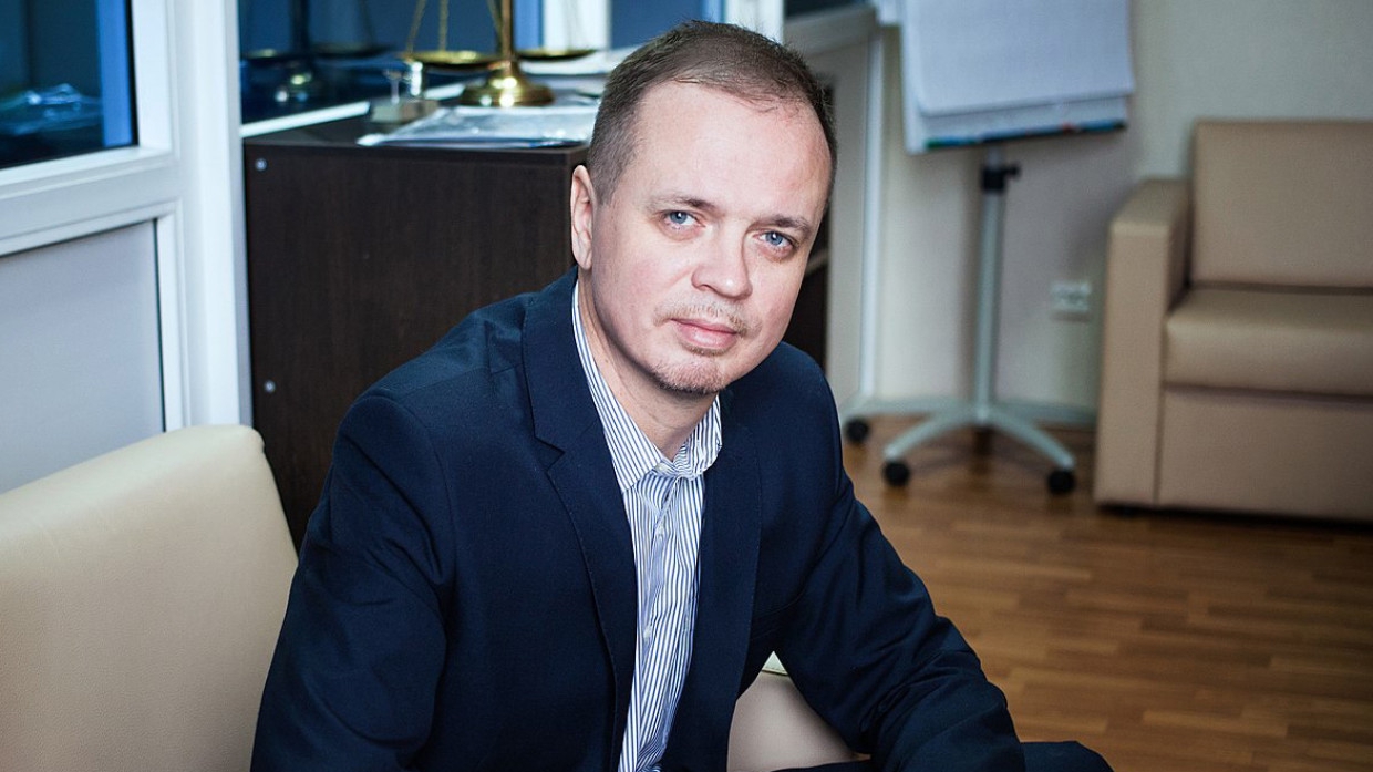 Обвиненный в разглашении данных следствия адвокат Иван Павлов покинул Россию